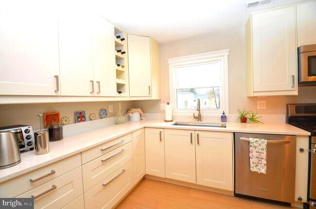 Foto del edificio - 6627 Dorset Dr