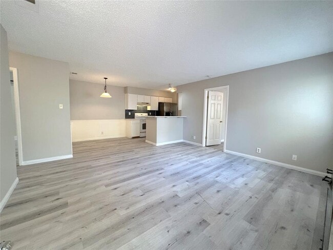 Building Photo - 9900 Hundred Oaks Cir