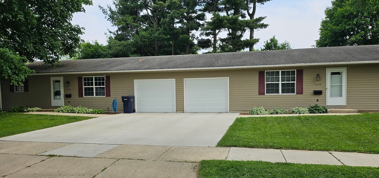 Primary Photo - 2406 Roxbury Rd