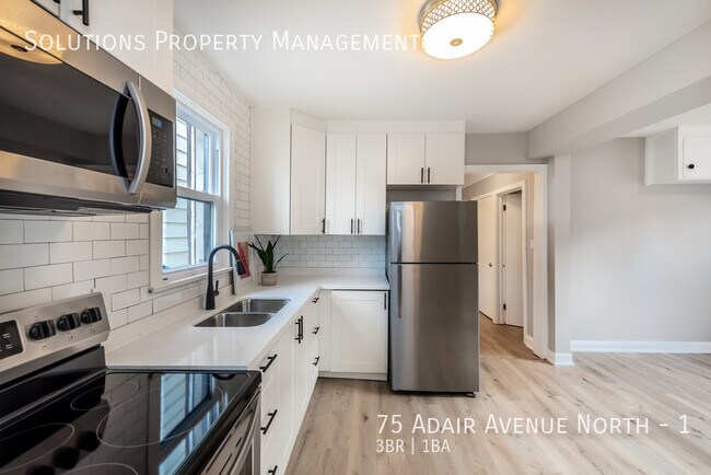 Photo du bâtiment - **Main Floor 3 Bedroom w/ almost 1200 square feet of living space**