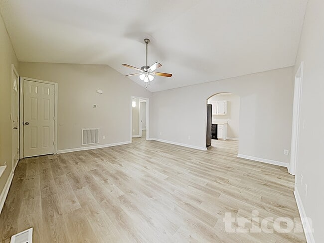 Building Photo - 615 Flicker St