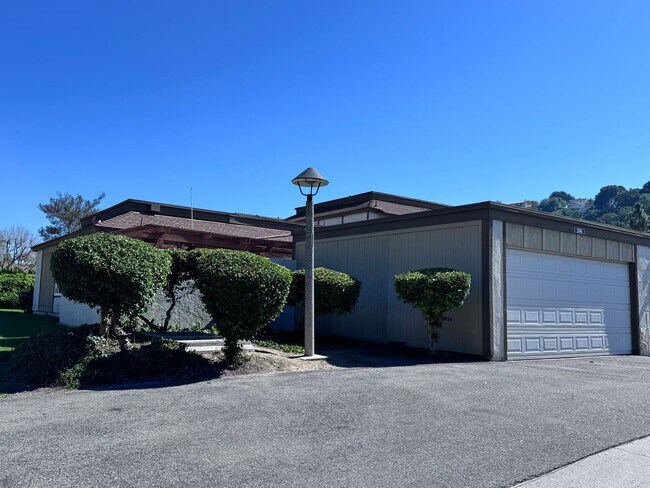 Foto del edificio - 3 Bedroom Home with Private Patio and Garage in Canyon Park Community
