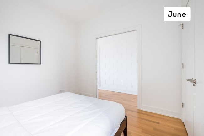 Building Photo - ROOM ONLY in 4-bed/2.0-bath Home