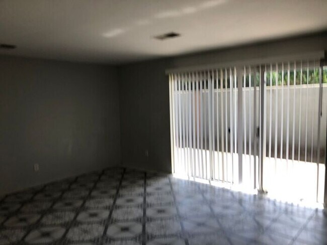 Foto del edificio - Modesto 2 Bedroom 1 Bath Duplex