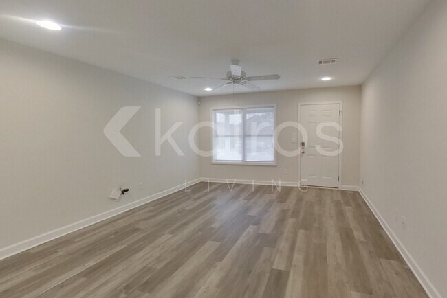 Building Photo - 1451 Maxwell Cir