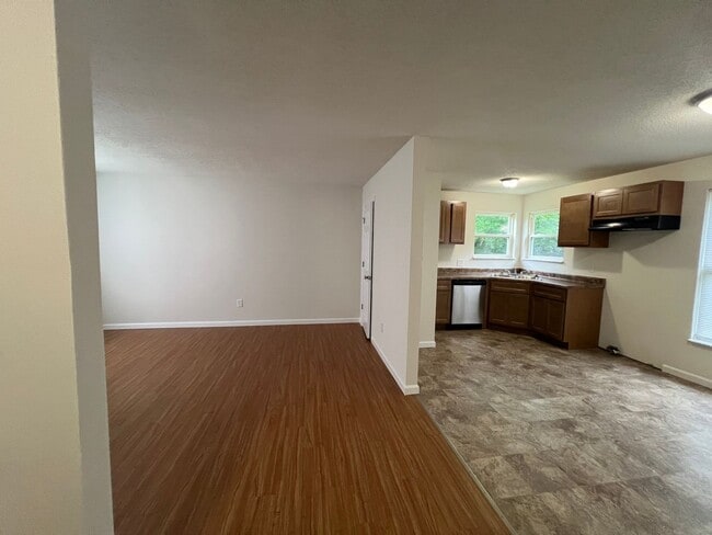 Foto del edificio - Spacious 4 bedroom Home conveniently locat...