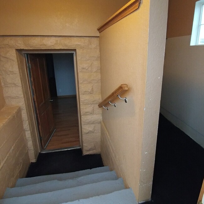 Entryway with side storage - 401 9th St