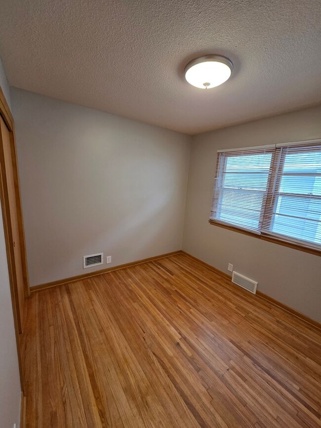 Building Photo - 3 bed 1.5 bath, 1 car garage, with fenced in backyard, newly remodeled!