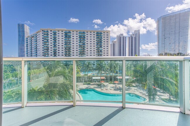 Foto del edificio - 19380 Collins Ave