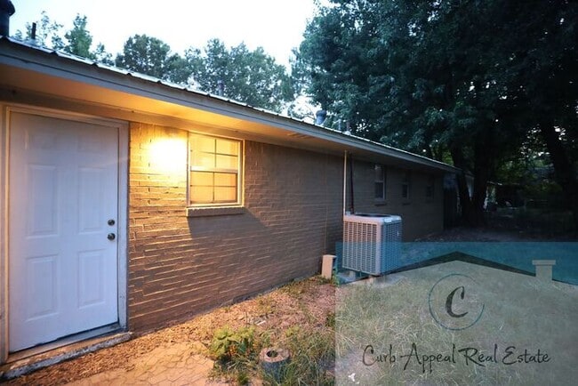 Foto del edificio - Move in special $800!! Recently renovated ...