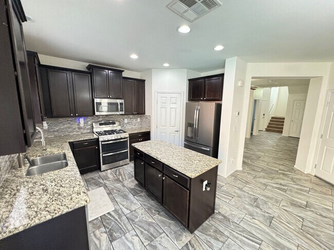 Foto del edificio - Your Next Home Awaits | 4 Bed, 3 Bath with Private Pool