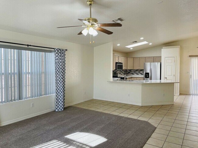 Building Photo - 3BD/2BA Rental in Desert Foothills Bullhea...