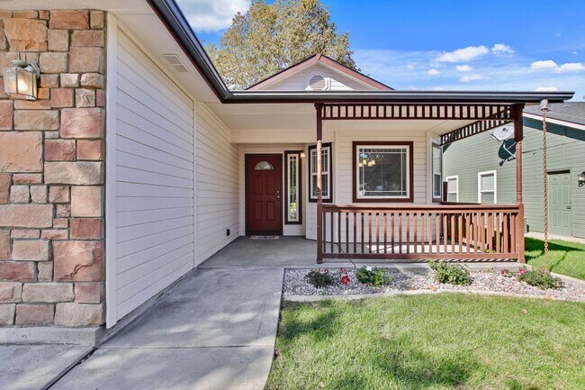 Building Photo - Spacious Updated 3 Bedroom, 2 Bath home in...