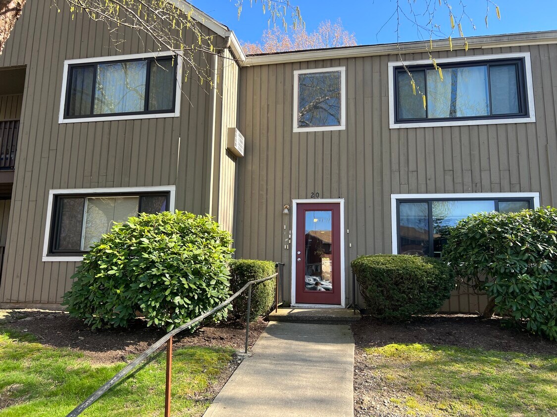 20 Leslie Rd Unit C, Bridgeport, CT 06606 Condo for Rent in Bridgeport, CT