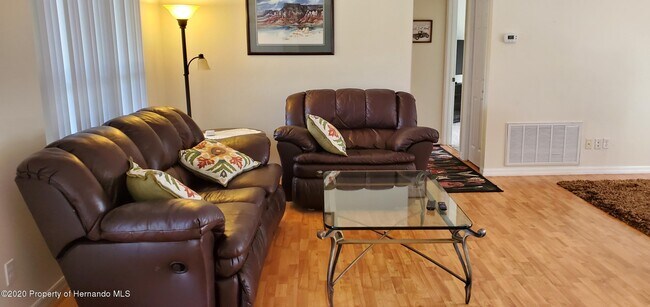 Foto del edificio - 2205 Bluegrass St