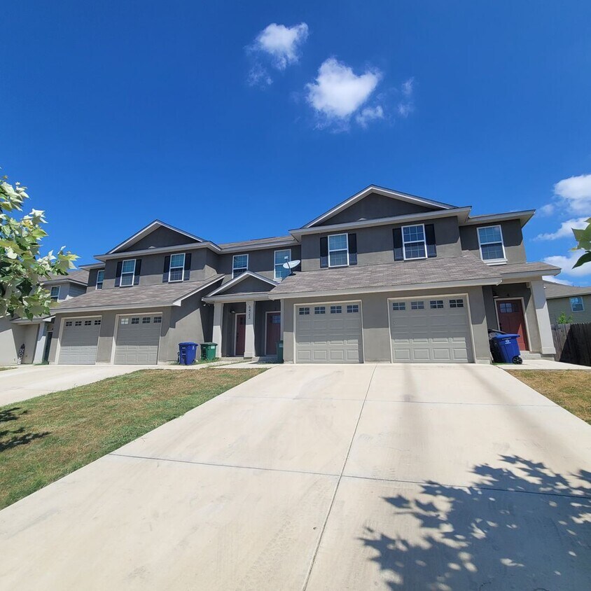 Foto principal - Townhome for rent