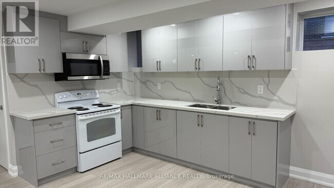 Building Photo - 7 Avanti Cres