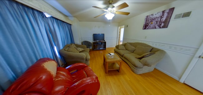 Building Photo - Fenced-in Backyard + Washer & Dryer + Off-...