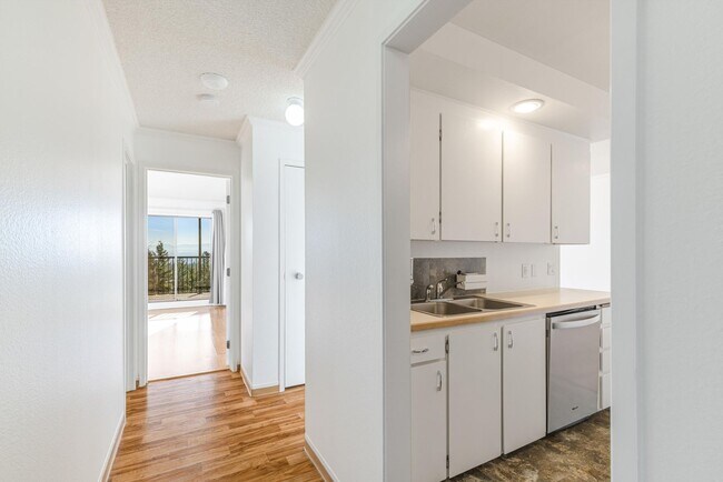 Foto del edificio - 1 month free!! Sweet 1/1 condo in Lake Oswego with covered parking and storage included!