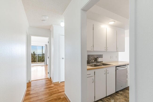 Photo - Cozy & sweet 1/1 condo in Lake Oswego with covered parking and storage included!