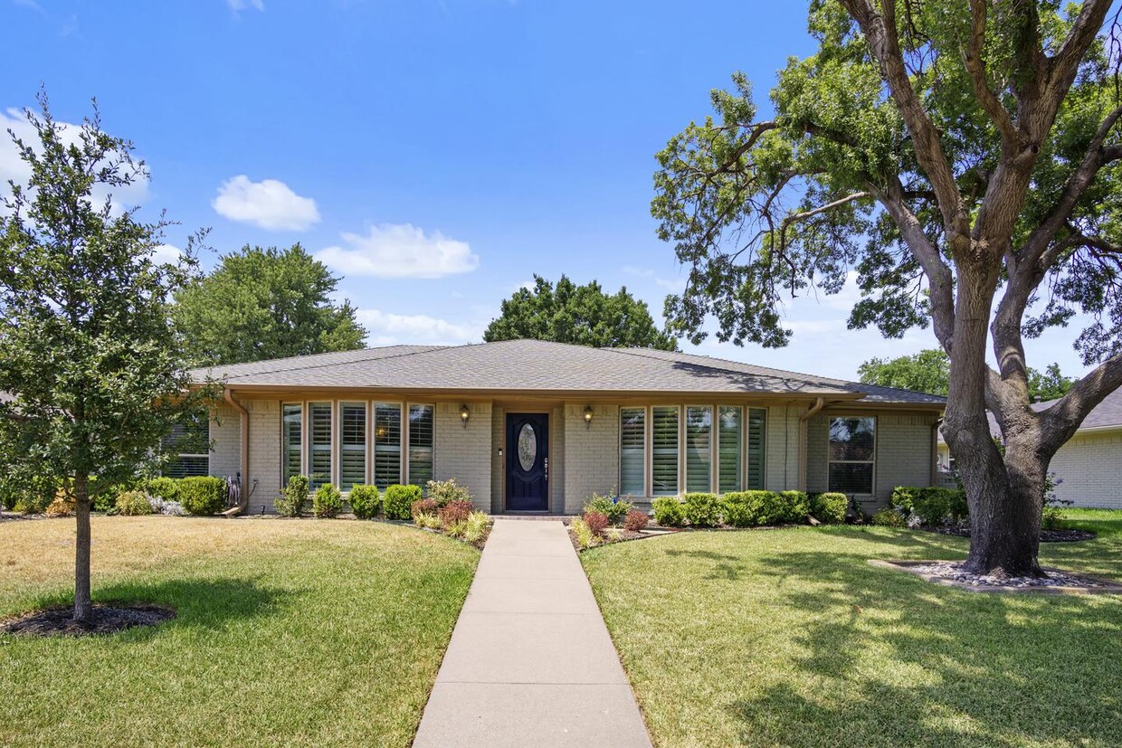 Foto principal - Stylishly remodeled Plano home with dazzli...