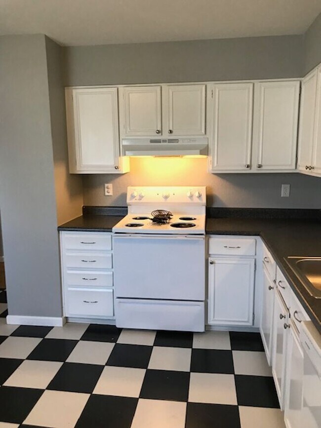 Foto del edificio - Bright & Beautiful Top Floor 2-bedroom 1 B...