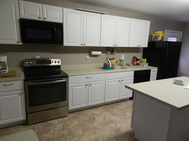 Building Photo - 2/2 Stone Stand Alone Apartment - RV HOOK ...