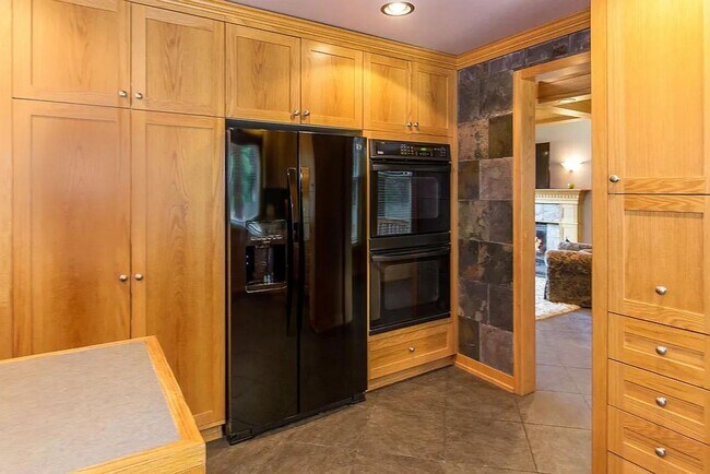 Building Photo - Spacious 5-Bedroom Home with Fenced Yard a...