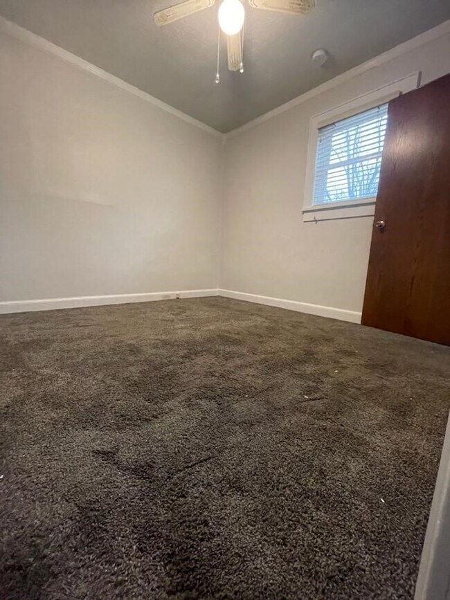 Foto del edificio - 3232 Midway St