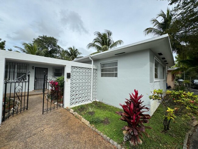 Foto del edificio - 655 NE 151st St