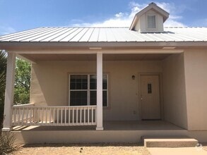 Building Photo - 905 W Eagle Pass St