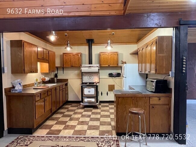 Building Photo - 3 Bedroom Country Living