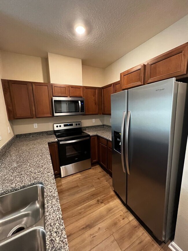 Foto del edificio - New 3/2.5 Townhome In Orchard Park!