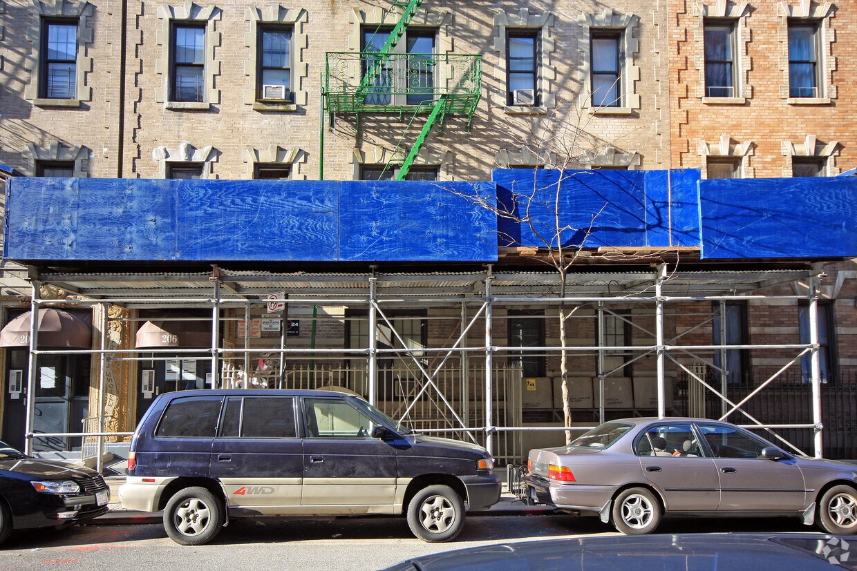 Building Photo - 206 W 109th St
