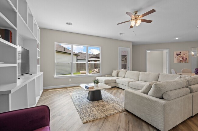 Building Photo - 1214 Hidden Oaks Dr