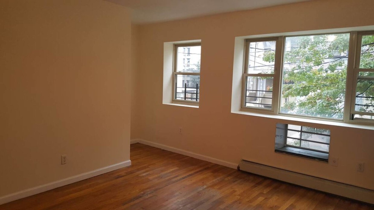 Building Photo - 1041 Hall Pl