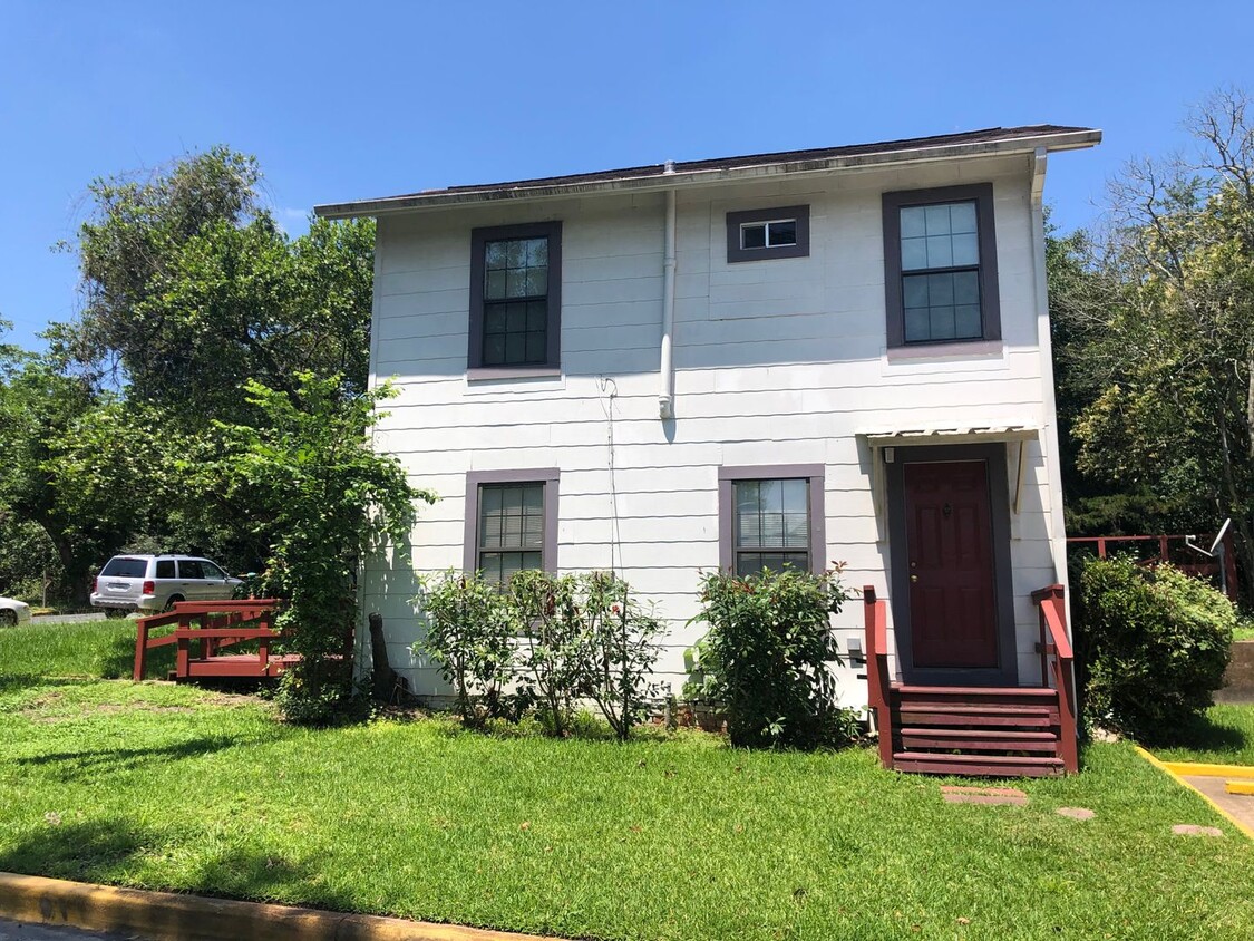 Primary Photo - Two-Story-One Bedroom