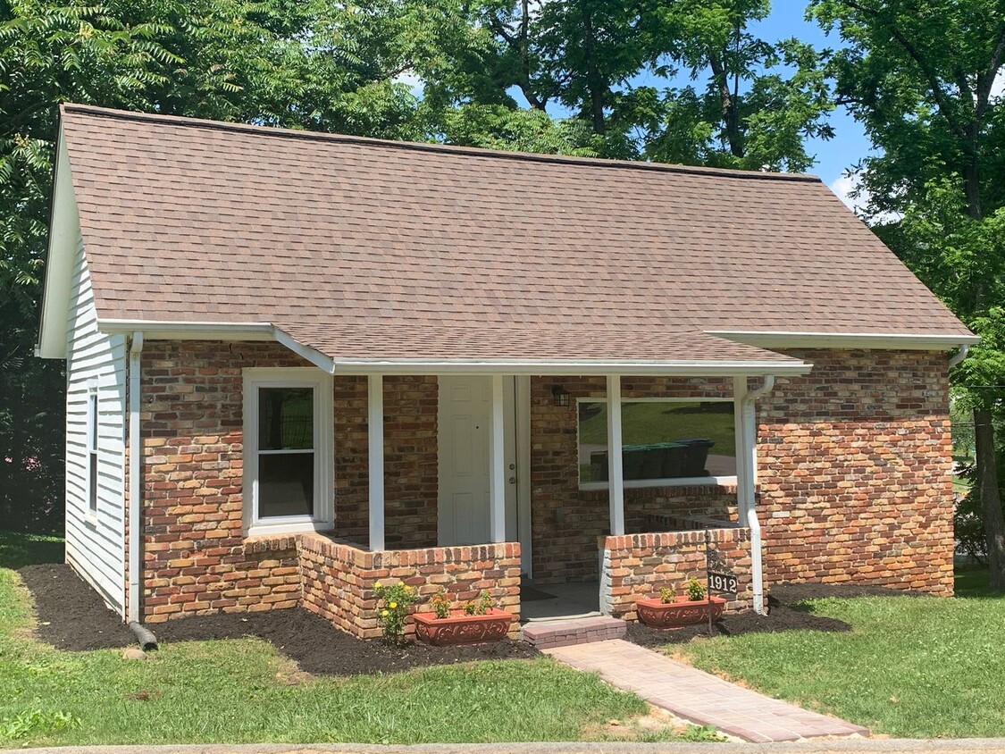 Primary Photo - Newly remodeled 3 bedroom/1 bath - East Mo...