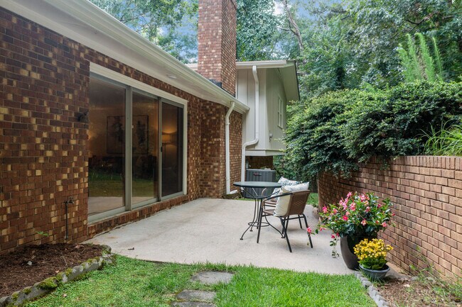 Building Photo - 2117 N Lakeshore Dr