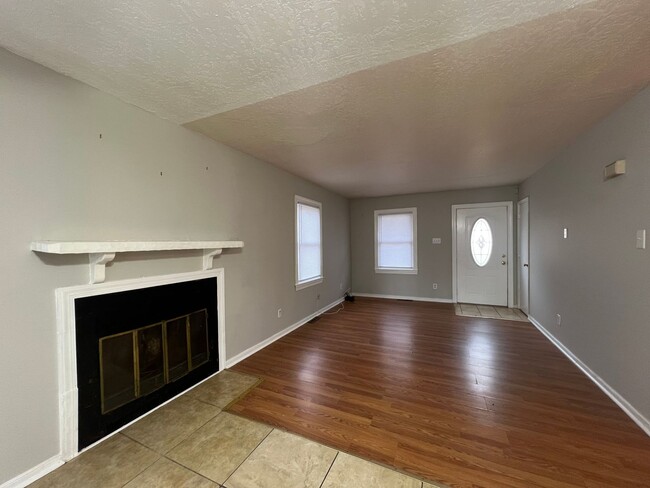 Building Photo - Quaint 3 Bedroom 1.5 Bath Home Available A...