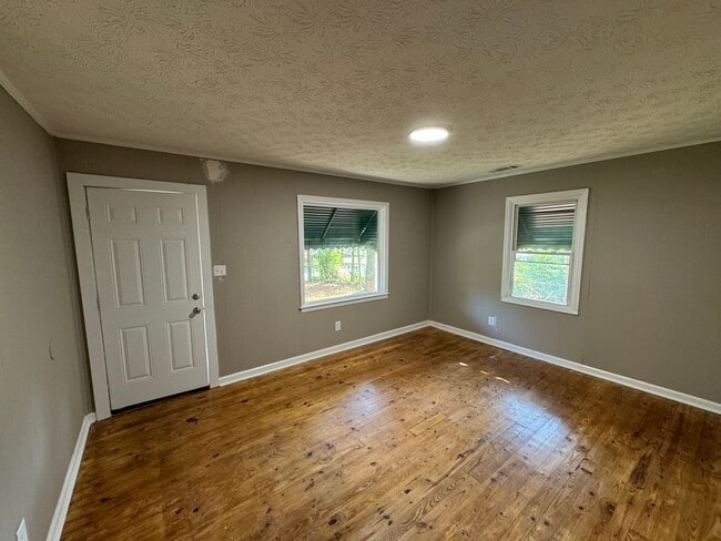 Building Photo - 2 Bedroom House