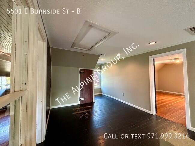 Building Photo - Top Floor 2 Bedroom Near Mt. Tabor!