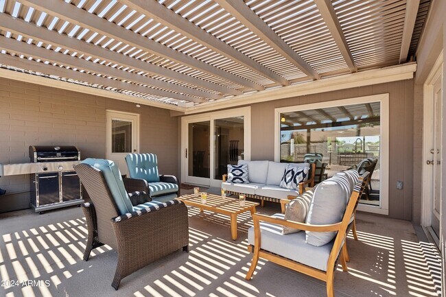 Building Photo - 7025 N Vía De Vida