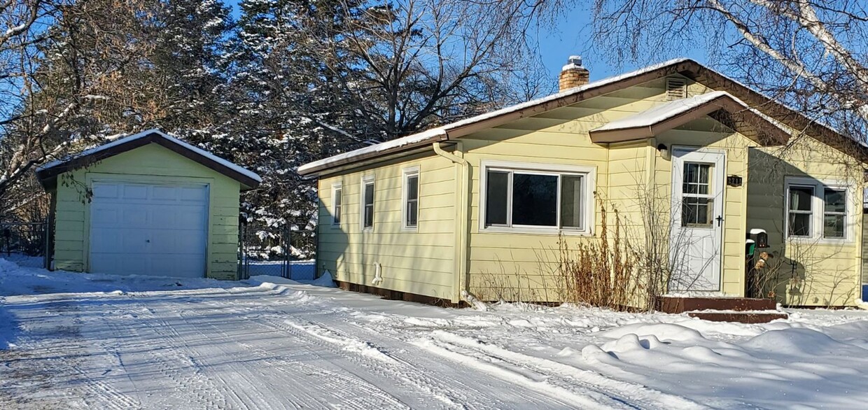 Building Photo - 2 Bedroom/ 1 Bath Home