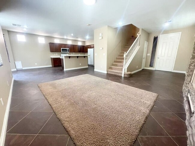 Building Photo - Spacious 3-Bed Home in Mountains Edge with...