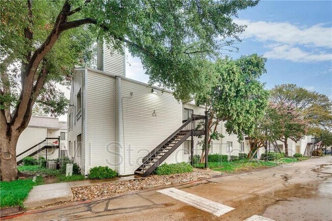 Building Photo - 7431 Holly Hill Dr