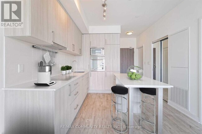 Photo du bâtiment - 576-1576 Front St W
