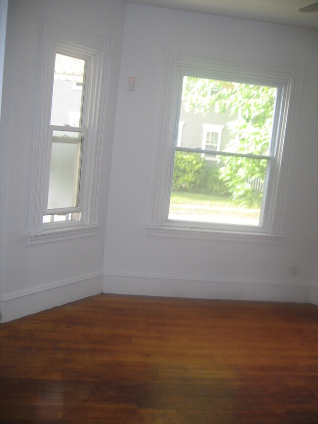 Foto del edificio - 28 Tucker Ave