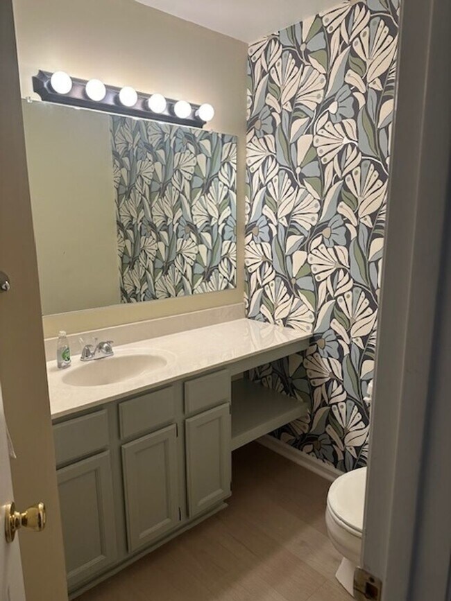Foto del edificio - Charming 2BR Condo in Ardmore neighborhood...