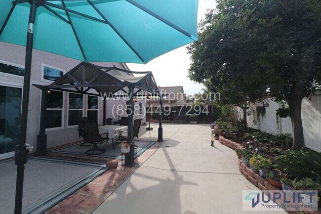 Foto del edificio - 3 Bed 2 Bath Home With Spacious Back Yard
